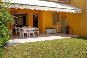 Outdoor dining - Apartment 'Lira Con Giardino' with Private Garden and Air Conditioning (Bibione)