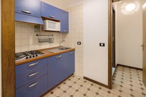 Fridge, microwave, stovetop, cookware/dishes/utensils - Apartment 'Lira Con Giardino' with Private Garden and Air Conditioning (Bibione)