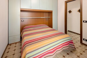 2 bedrooms, bed sheets - Apartment 'Lira Con Giardino' with Private Garden and Air Conditioning (Bibione)