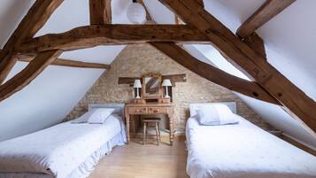 5 bedrooms, iron/ironing board, bed sheets