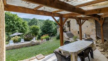 屋外ダイニングエリア