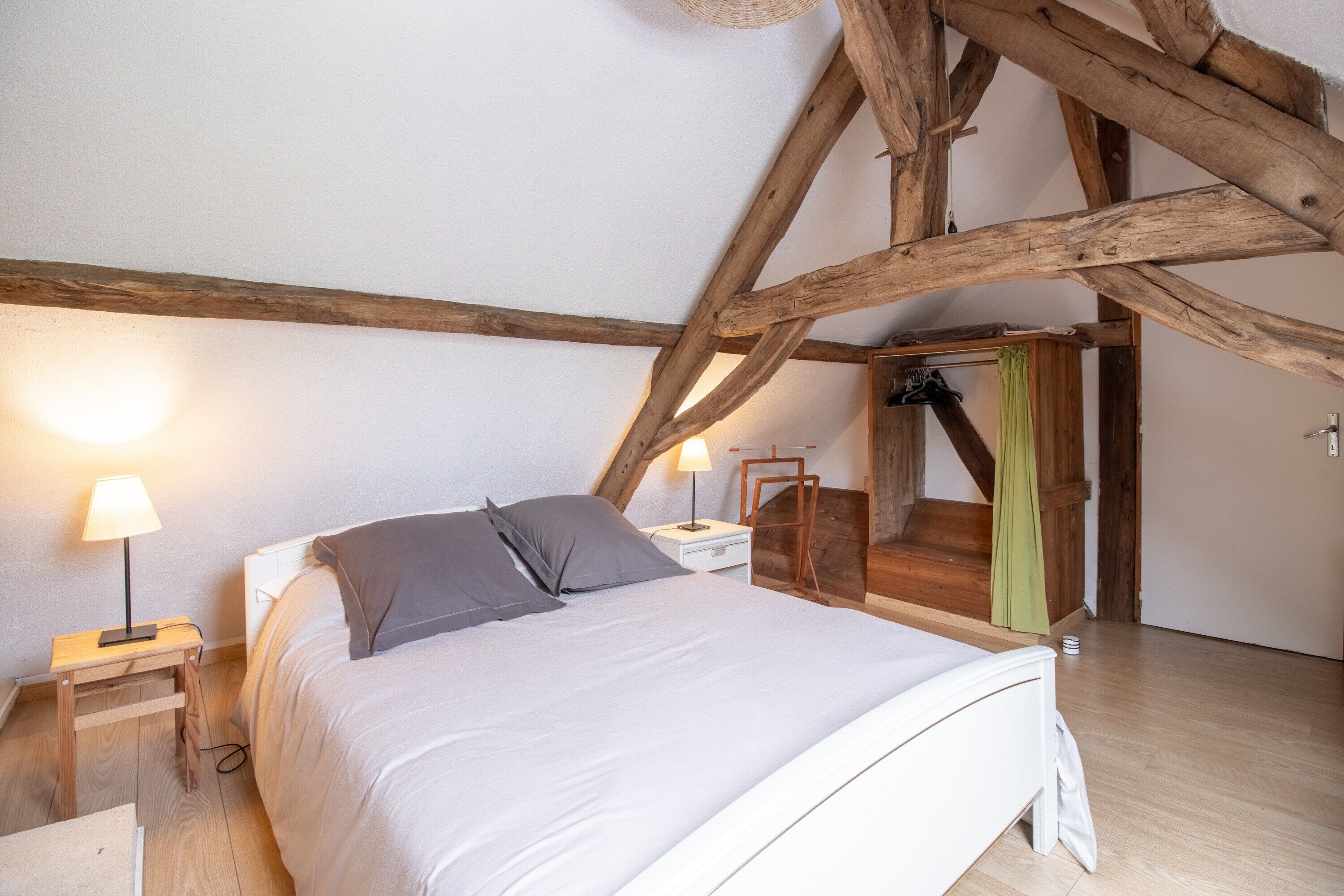 5 makuuhuonetta, silitysrauta/-lauta, vuodevaatteet