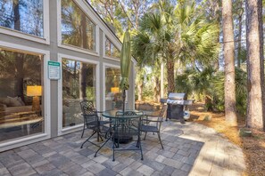 Outdoor dining - Modern Pet Friendly Beach House in Palmetto Dunes (Hilton Head Island)