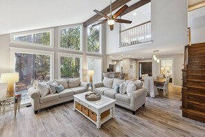 Smart TV, books - Modern Pet Friendly Beach House in Palmetto Dunes (Hilton Head Island)