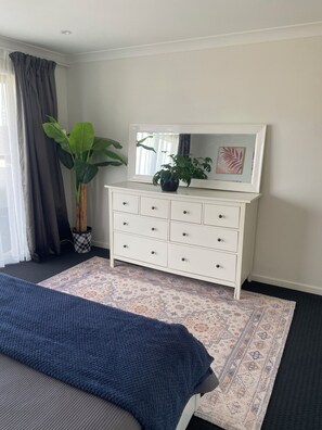 4 dormitorios, tabla de planchar con plancha, wifi y ropa de cama