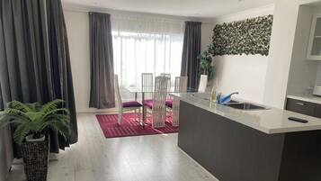 Refrigerador, microondas, horno, placa de cocina