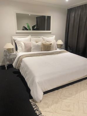 4 bedrooms, iron/ironing board, WiFi, bed sheets