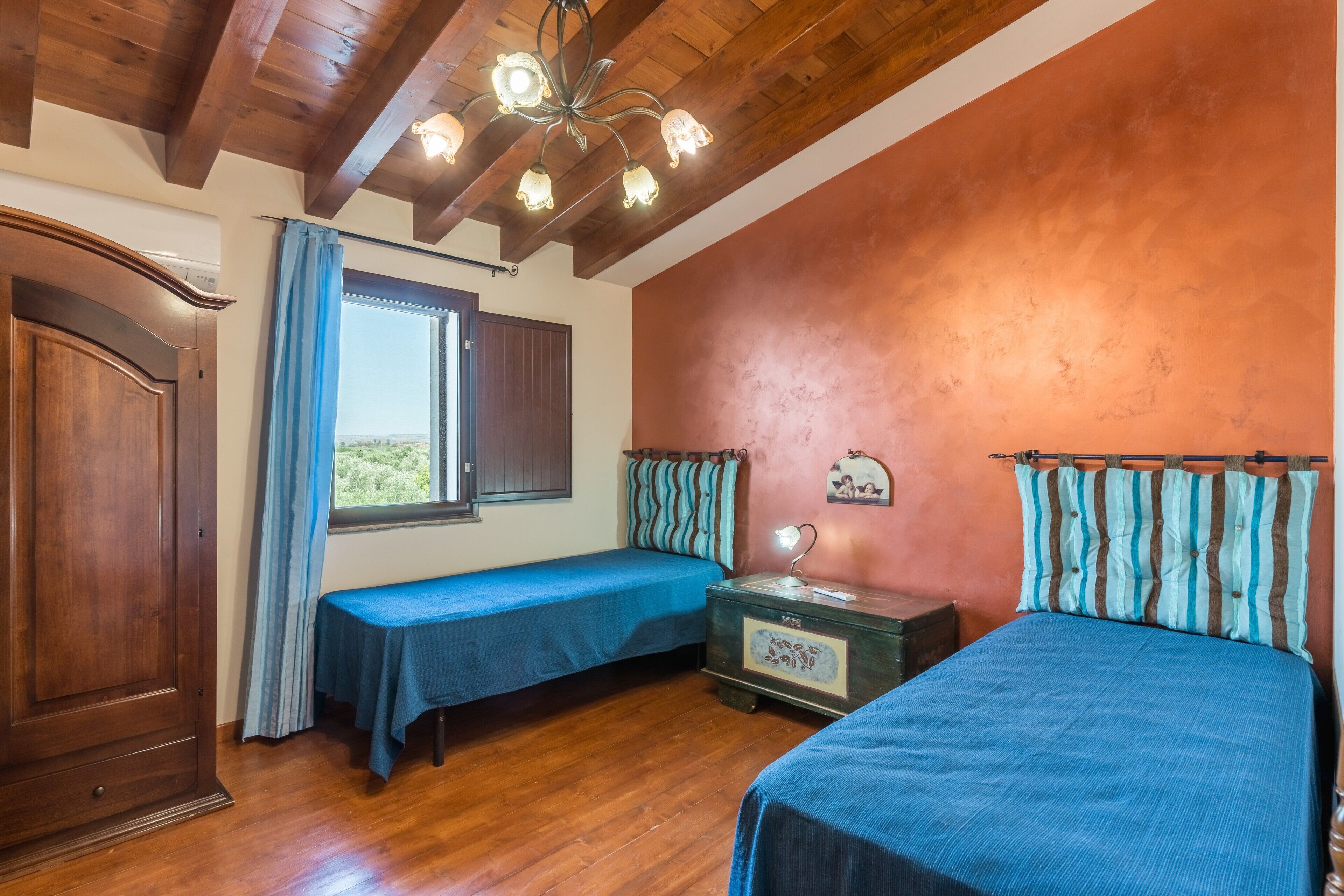 2 bedrooms, iron/ironing board, free WiFi