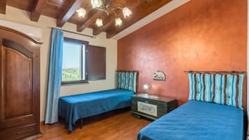 2 bedrooms, iron/ironing board, free WiFi