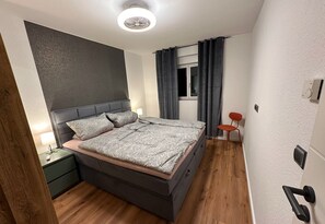 1 Schlafzimmer, Schreibtisch, WLAN, Bettwäsche