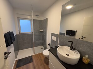 Dusche, Haartrockner, Handtücher, Toilettenpapier