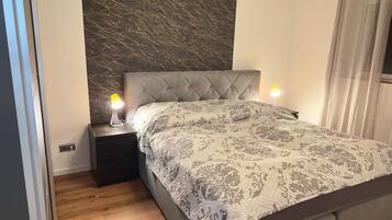 1 bedroom, desk, WiFi, bed sheets