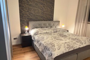 1 Schlafzimmer, Schreibtisch, WLAN, Bettwäsche