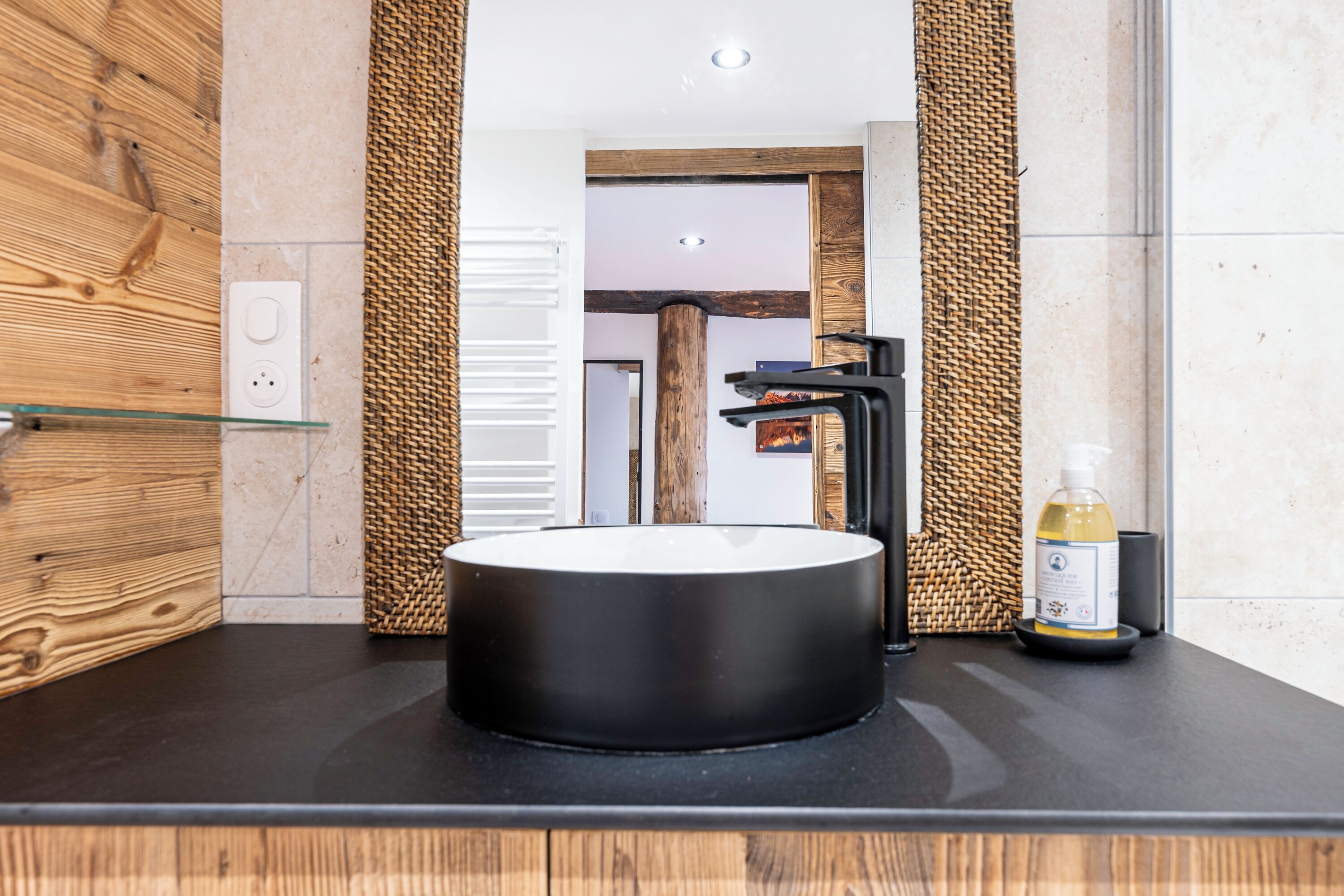 Een douche, een haardroger, handdoeken