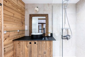Een douche, een haardroger, handdoeken