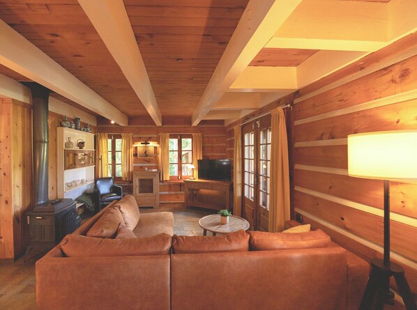 Smart-TV, Kamin, Bücher, Stereoanlage