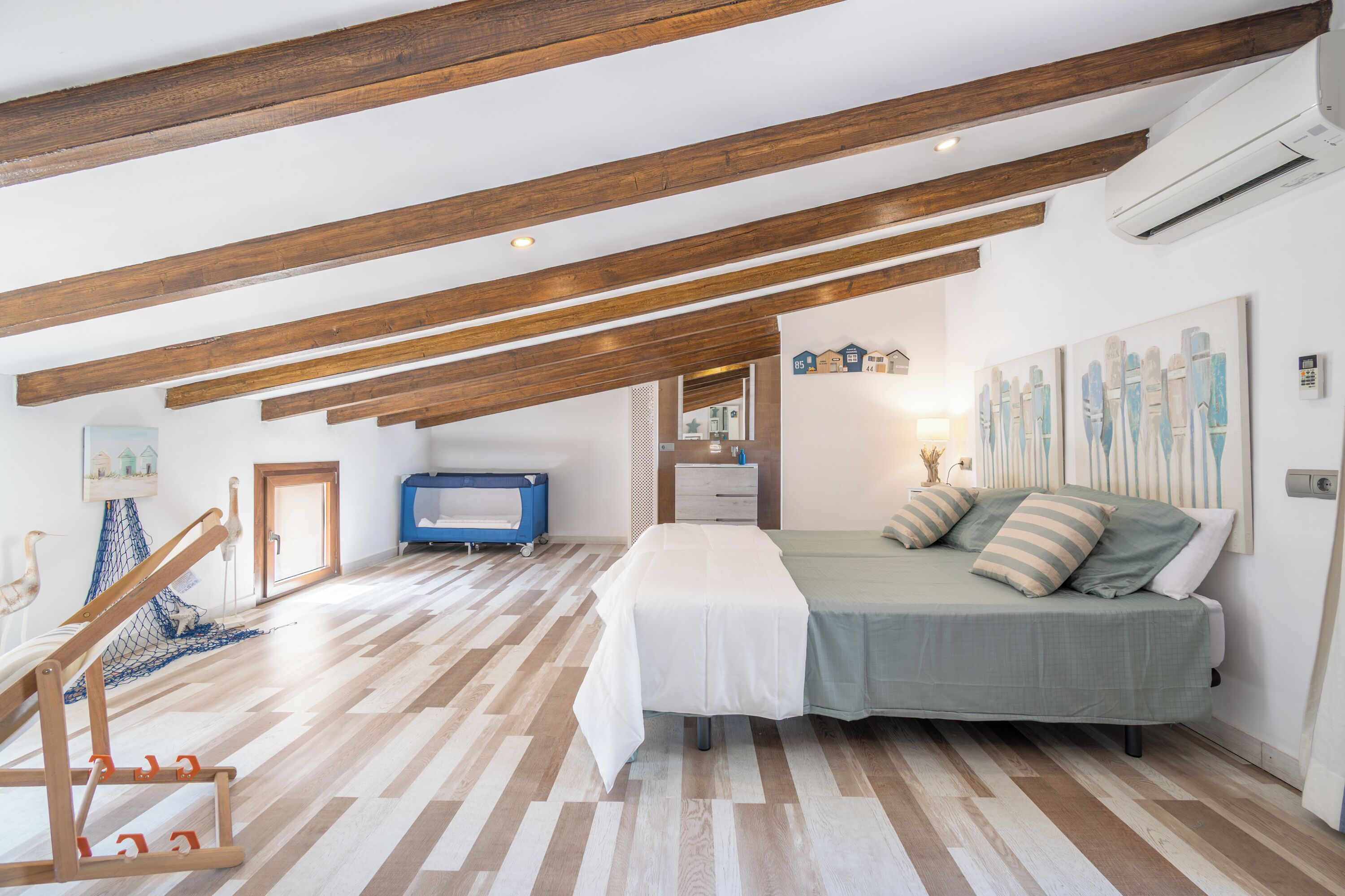 4 bedrooms, iron/ironing board, free WiFi, bed sheets