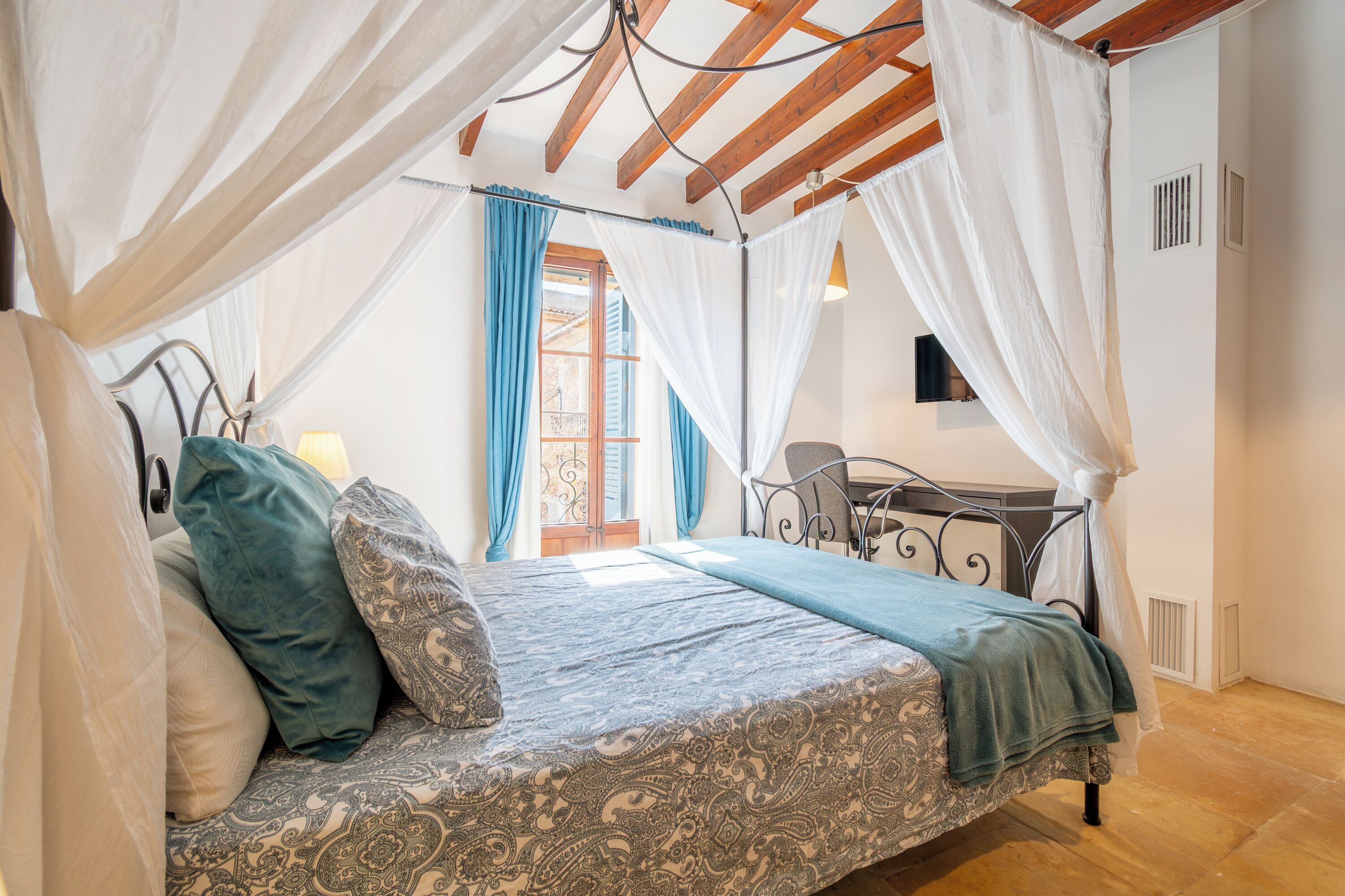 4 slaapkamers, een strijkplank/strijkijzer, gratis wifi, beddengoed