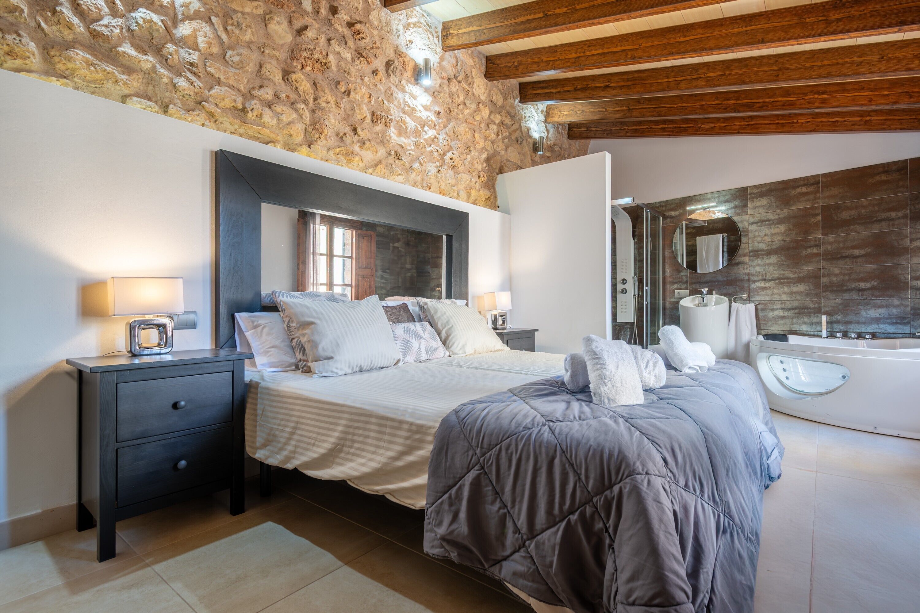 4 quartos, ferros/tábuas de passar roupa, Wi-Fi de cortesia