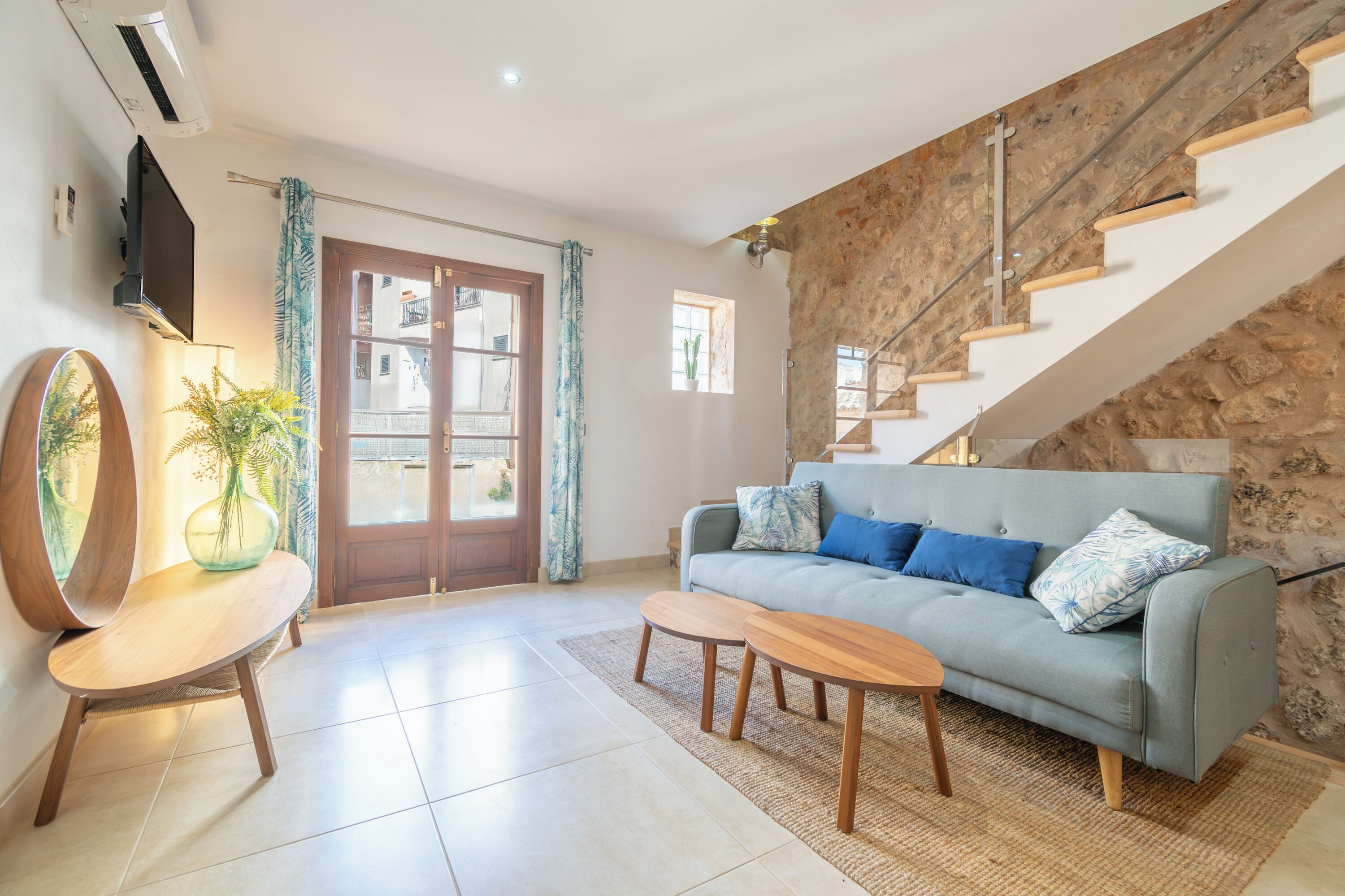 Een televisie en een open haard