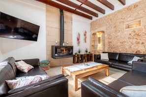 Televisión y chimenea 