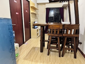 Appartamento familiare, 2 camere da letto, balcone, vista città | Pasti in camera