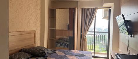 Studio Room with Balcony | 2 bedrooms, free minibar, individually decorated, individually furnished