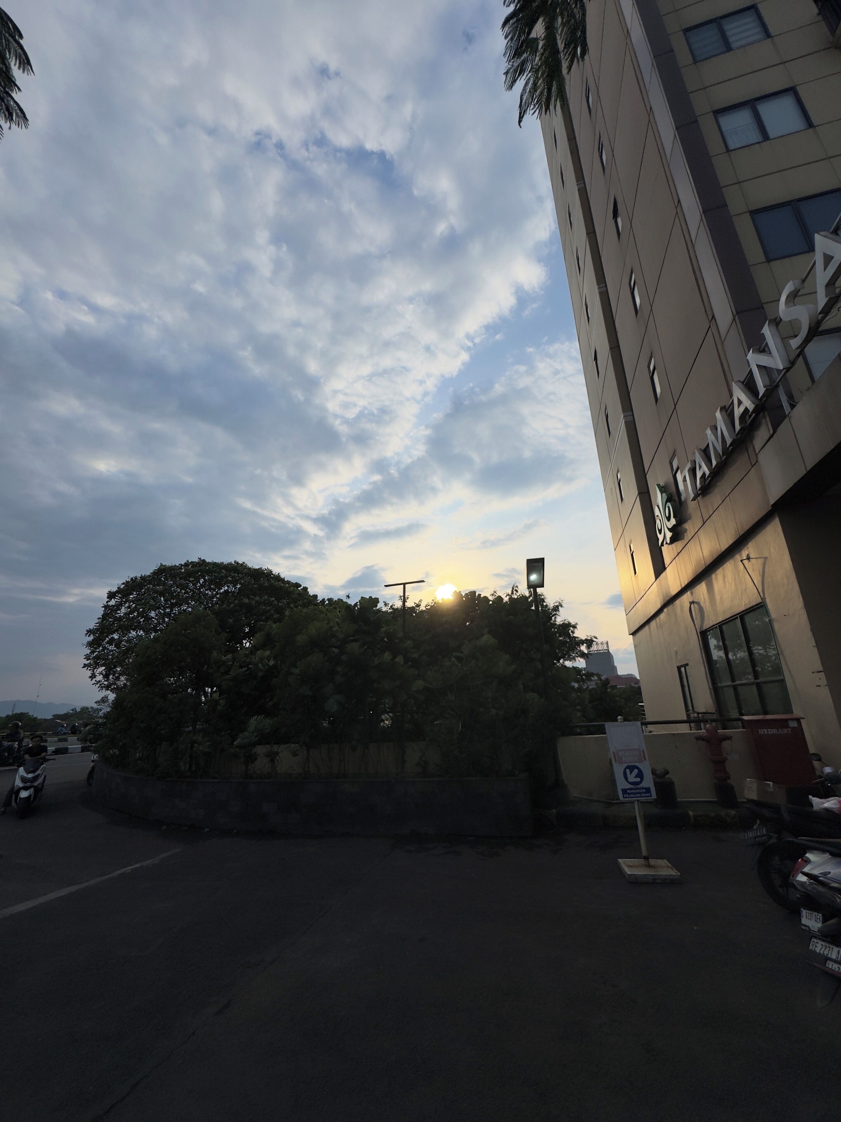 Un edificio con un letrero que dice "TAMANS".