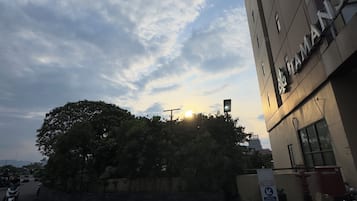 Un edificio con un letrero que dice "TAMANS".