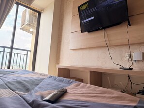 Studio Room with Balcony | Hypo-allergenic bedding, down duvets, free minibar - apartemen tamansari panoramic by bee (Bandung)