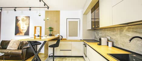 Een koelkast, een magnetron, een oven, een kookplaat