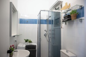 Chuveiro, secador de cabelo, bidê, toalhas de banho