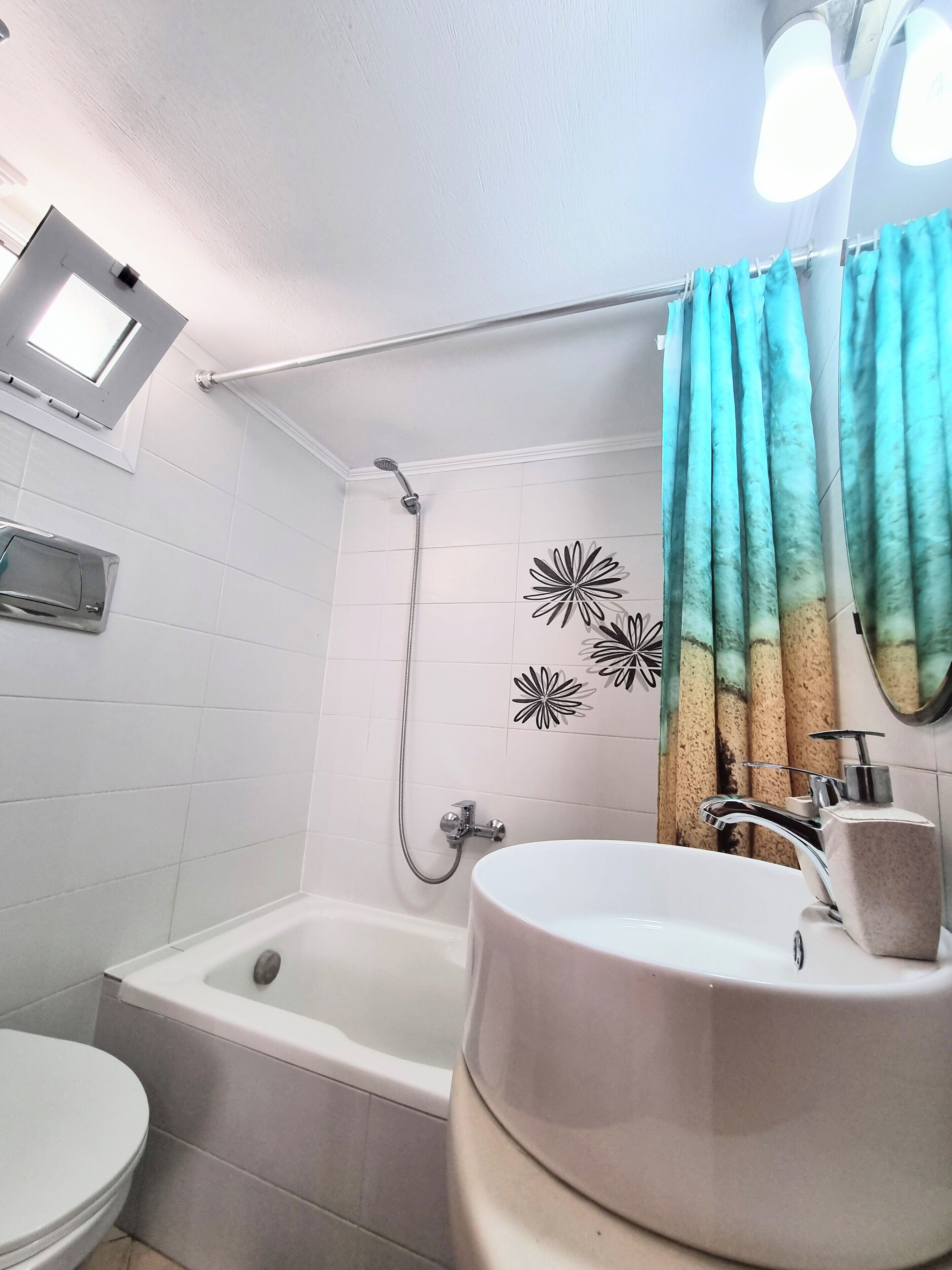 Une salle de bain avec une baignoire, des toilettes et un lavabo.
