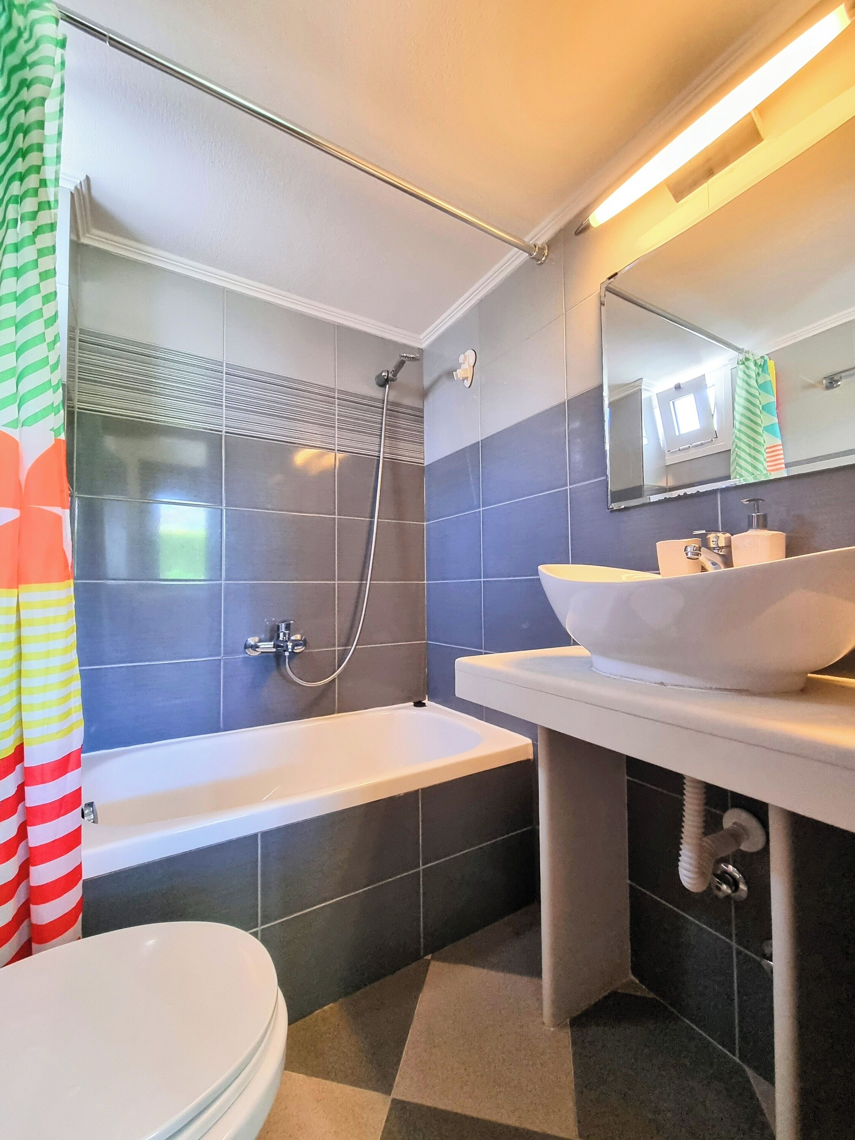 Un bagno moderno con una vasca, un water e un lavandino.