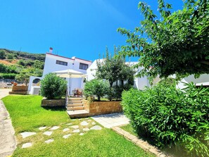 Standard Studio, Patio, Garden View | Hypo-allergenic bedding, soundproofing, bed sheets