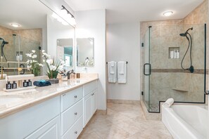Shower, hair dryer, towels - Luxury Waikoloa Retreat: 3BR! (Waikoloa Village)
