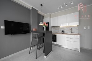 Appartement, 1 chambre, balcon, vue ville | Cuisine privée | Réfrigérateur, micro-ondes, four, plaque de cuisson