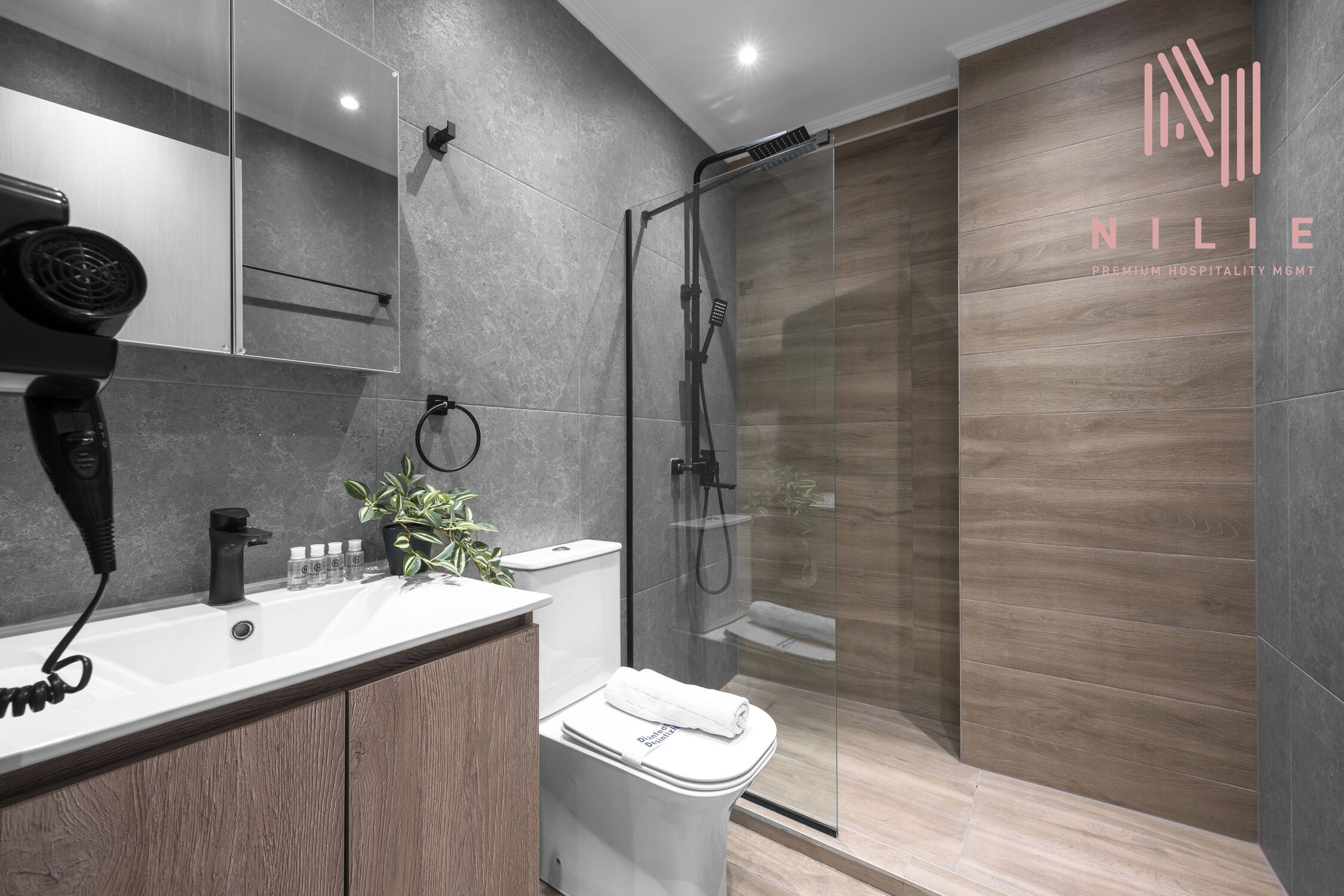 Studio Tiêu chuẩn | Phòng tắm | Buồng tắm vòi sen, vòi sen thủy lực, máy sấy tóc, khăn tắm 
