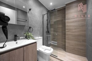 Studio Standar | Kamar mandi | Shower, shower pijat air, pengering rambut, dan handuk