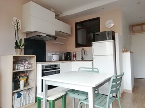 Kylskåp, mikrovågsugn, ugn och spishäll