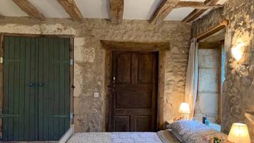 Een strijkplank/strijkijzer, wifi, beddengoed