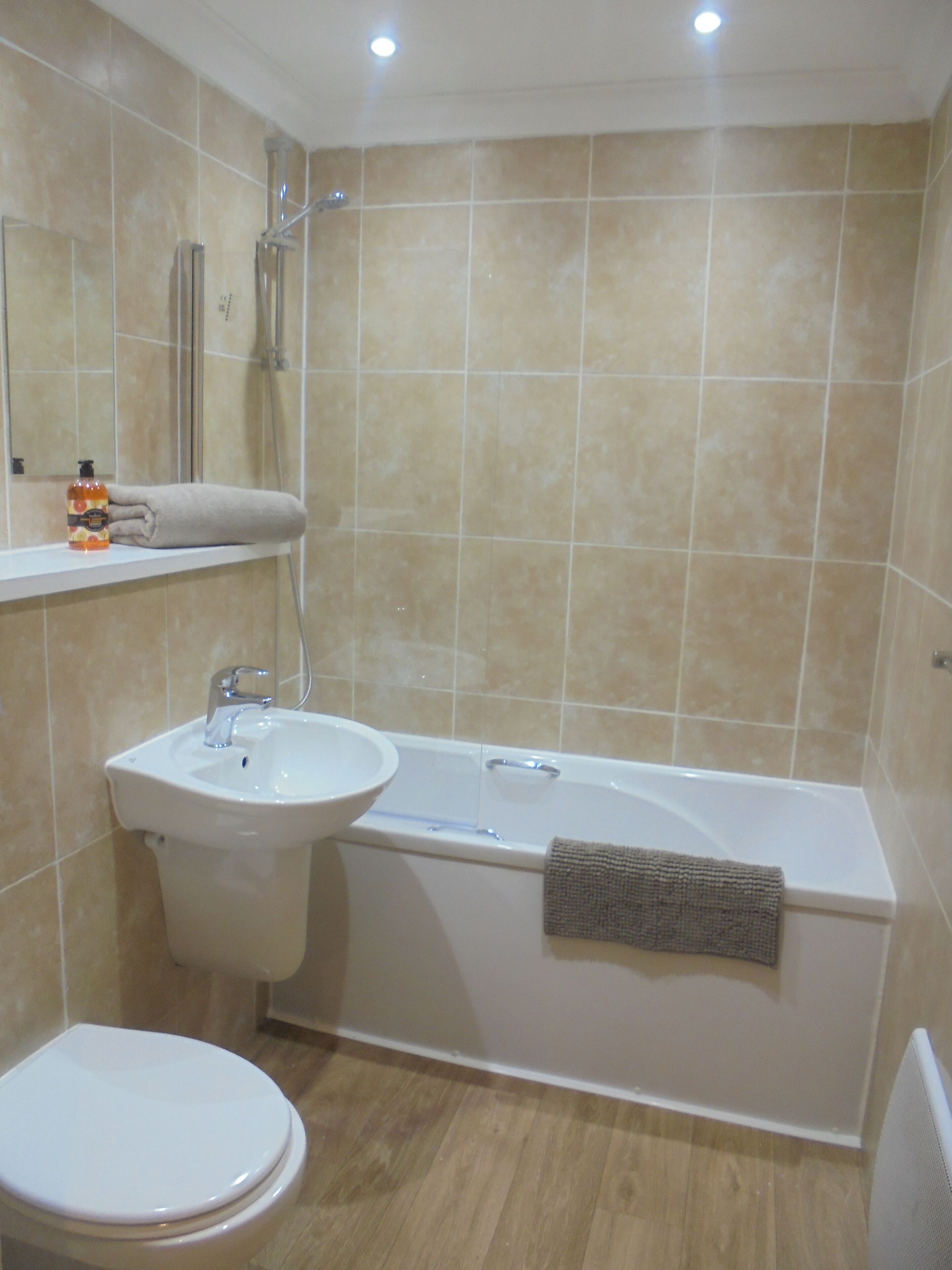 Ein Badezimmer mit Waschbecken, Toilette und Badewanne.