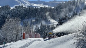 A snow-covered ski slope with a ski lift and trees in the background. - Studio cabin with balcony near slopes and parking (Le Lioran)