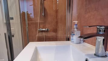 Apartment | Bilik Mandi | Pancuran mandi, tuala disediakan