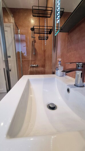 Departamento | Baño | Regadera y toallas 