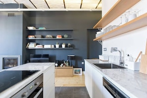 Fridge, oven, stovetop, dishwasher