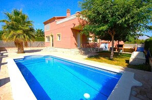 حمّام سباحة خارجي