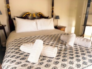 3 habitaciones, tabla de planchar con plancha, wifi y ropa de cama 