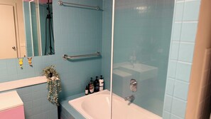 Séchoir à cheveux, serviettes fournies, savon, shampooing