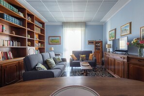 Apartamento clássico, vista para o pátio | Área de estar